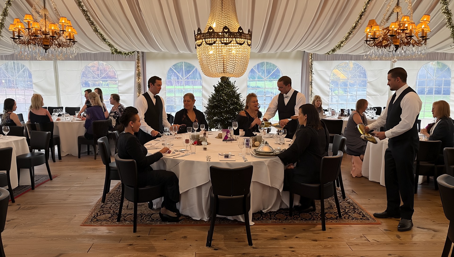 Bedrijfsevent met bediening aan tafel
