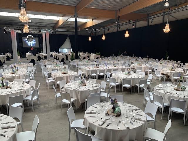 Grote feestzaal ingericht voor bedrijfsfeest